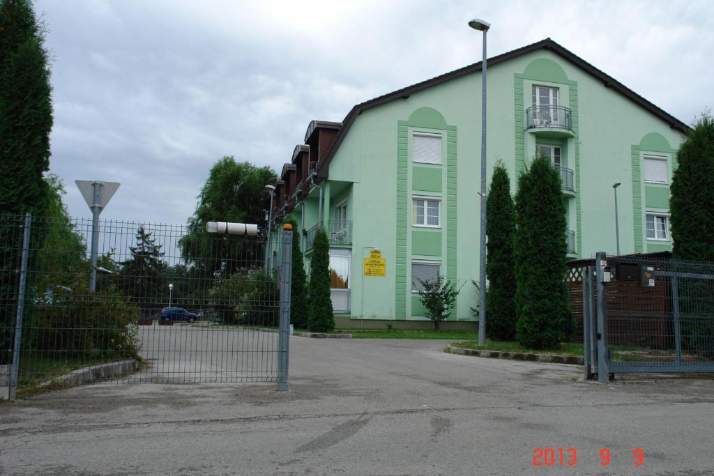 HoldLux Apartmanok Sárvár Extérieur photo